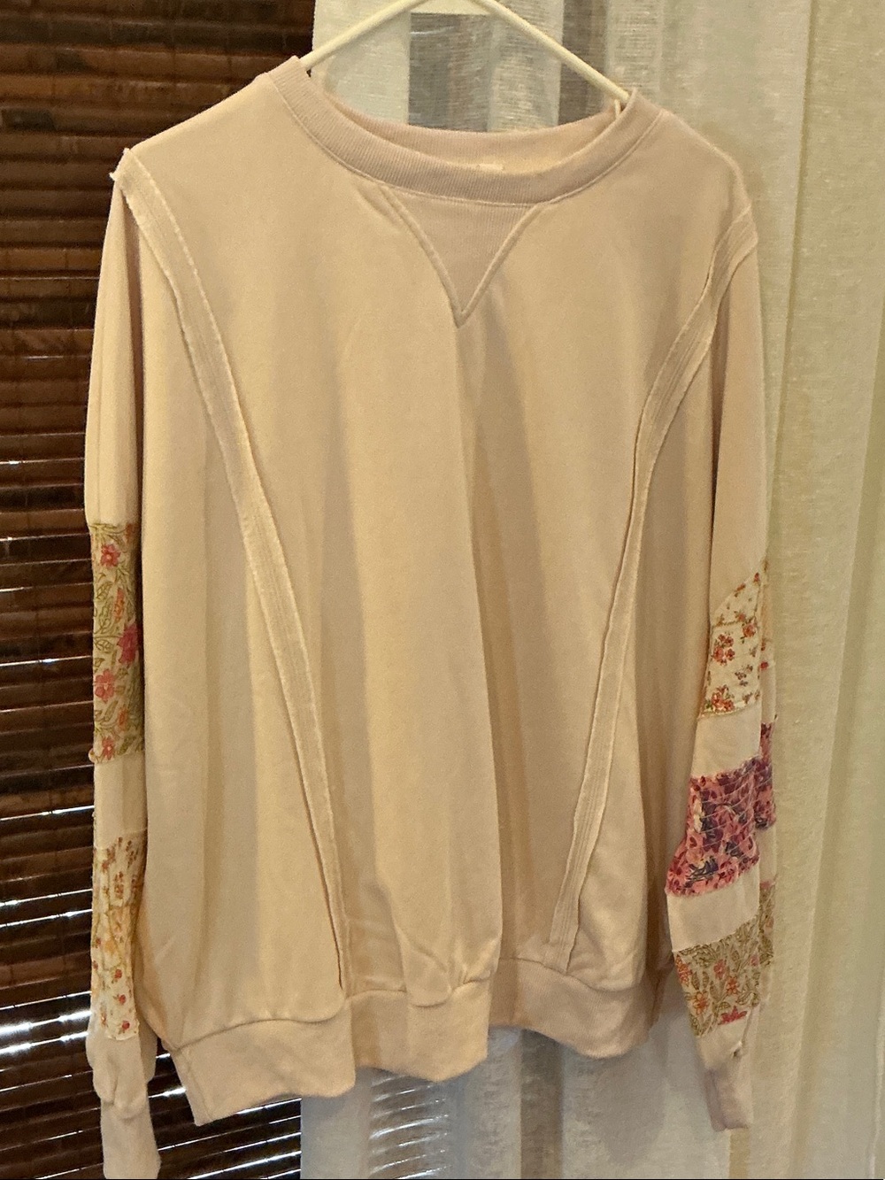 easel Cream Pullover Sweatshirt with Floral Patch Sleeves